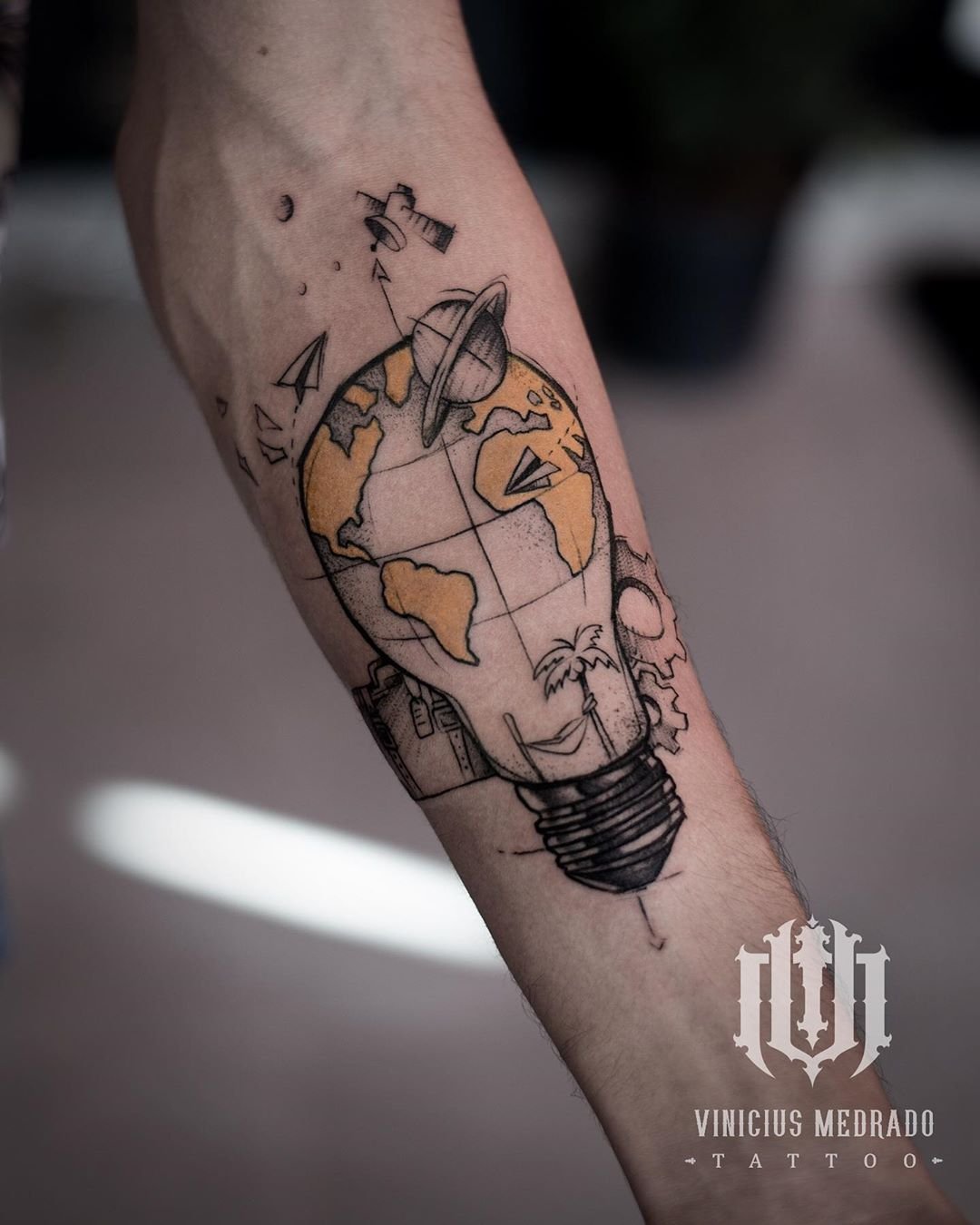 tatuagem-sketch-tattoo-lampada-mundo-colorida-estudio-tatuagem-salvador-rio-vermelho.jpg